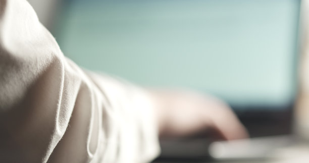 一位年轻的女士在窗边的笔记本上工作图片下载