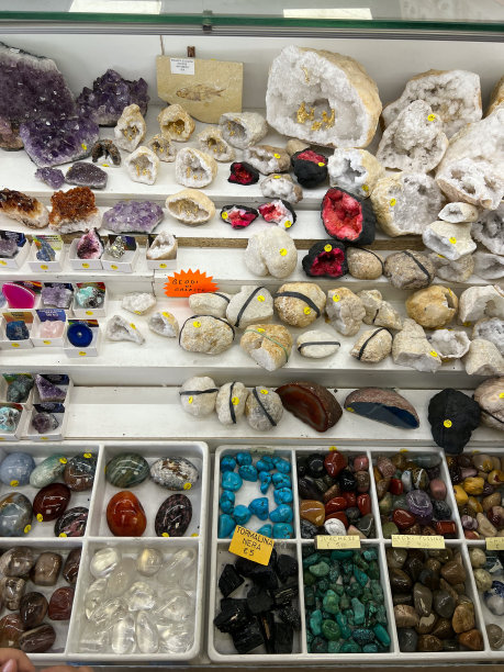 纪念品商店陈列着岩石和矿物图片下载