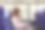 女士在机场班车上使用笔记本电脑图片下载