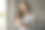 一个白人妇女站在窗前端着一杯咖啡图片下载