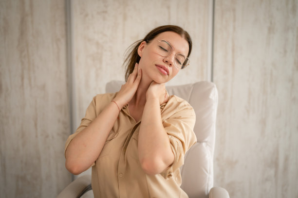 在办公室工作时感到颈部疼痛的商务女性图片下载