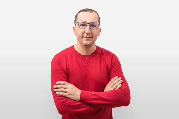 穿着休闲毛衣的自信年轻人看着镜头。图片下载