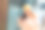 快乐开朗的年轻女子走在城市街道上查看她的智能手机。戴着黄色帽子的美女在户外使用智能手机的照片。城市生活方式概念。旅行者图片下载