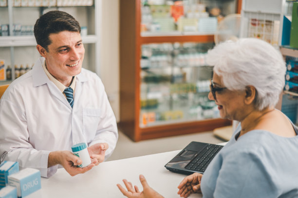 药剂师根据现代药店的处方为前来购买药品、药品、维生素产品的患者提供建议。图片下载