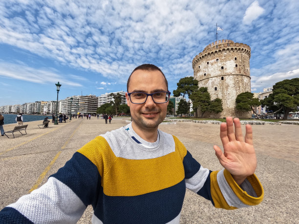 中年男子在塞萨洛尼基的白塔前自拍图片下载