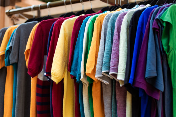 服装店里五颜六色的t恤一字排开图片下载