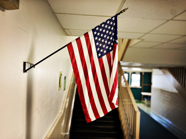 公共建筑上的美国国旗图片下载