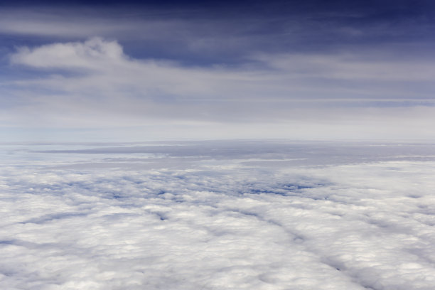 在云层背景之上，加拿大纽芬兰和拉布拉多图片下载