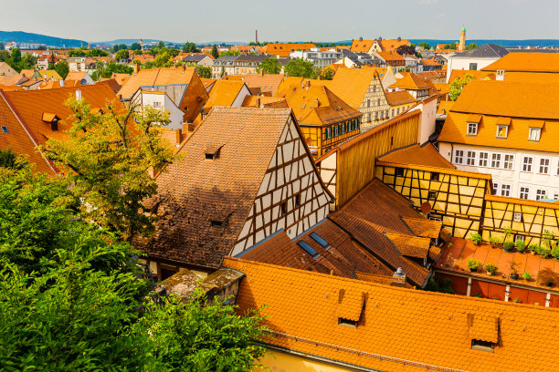 屋顶上的红瓦。班贝克。巴伐利亚。德国的建筑。德国。图片下载