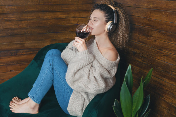 年轻女子在家听音乐图片下载