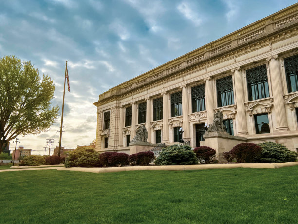 美国伊利诺斯州斯普林菲尔德的伊利诺斯最高法院大楼正面的美国国旗图片下载