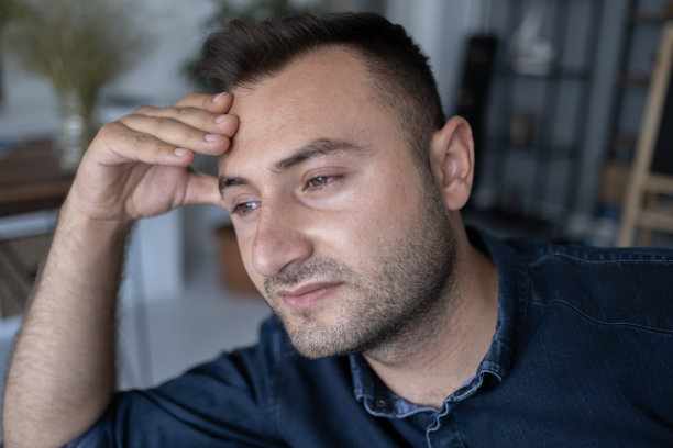 悲伤的人压抑着泪水。图片下载