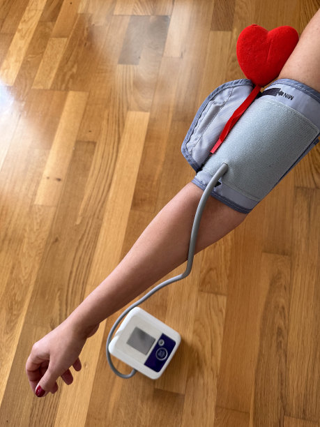 带心脏的数字血压计图片下载