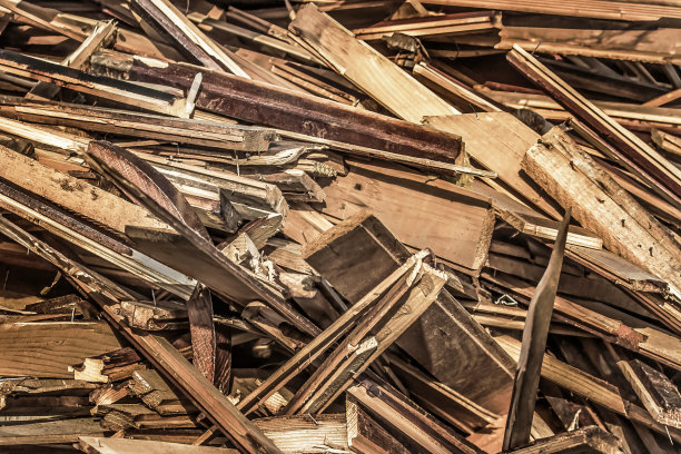 一堆废弃的旧风化松木板图片下载