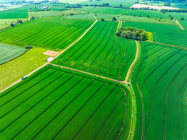 鸟瞰图，美丽的农田与多云的蓝天在英国图片下载