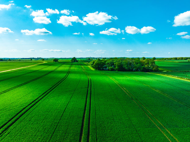 鸟瞰图，美丽的农田与多云的蓝天在英国图片下载