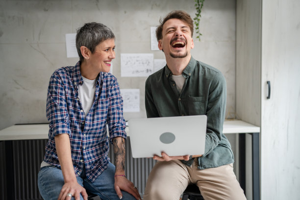 经验丰富的资深女性指导雄心勃勃的儿子在办公室的男人和母亲图片下载