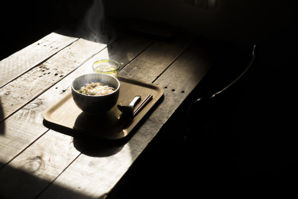 乌冬面，上面放一个生鸡蛋。图片下载