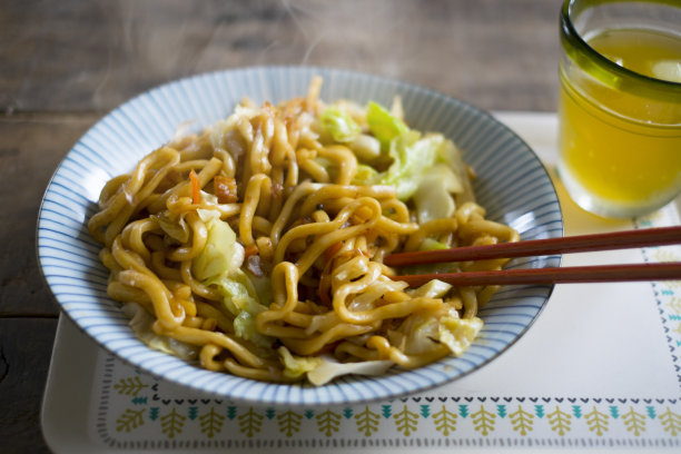 日式炸乌冬面。图片下载