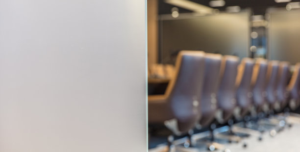 带有海报空间的现代办公室的磨砂玻璃外墙图片下载