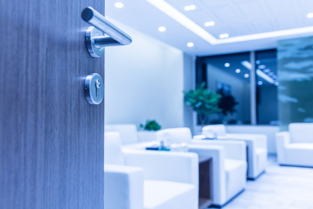 客厅有舒适的沙发图片下载