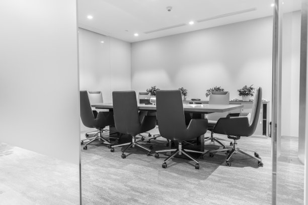 带有玻璃隔墙的现代化会议室图片下载