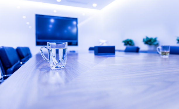 现代化的会议室内饰和一杯水图片下载