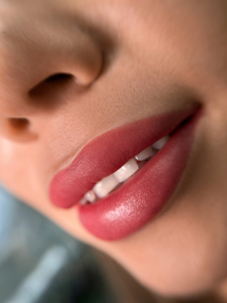 永久性感女人的嘴唇纹身接近，口红的效果化妆图片下载