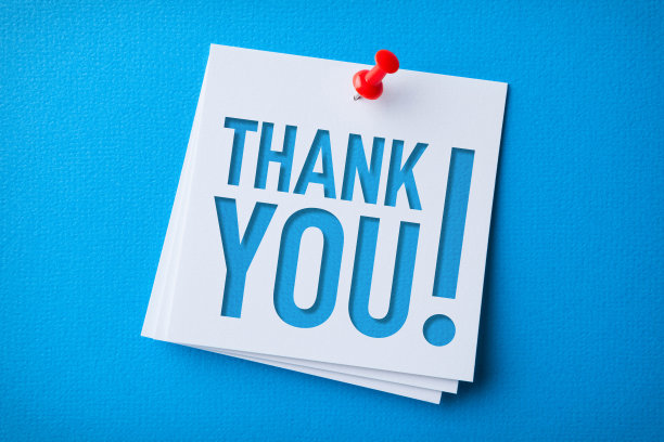 白色的感谢便签和红色的图钉蓝色的背景图片下载
