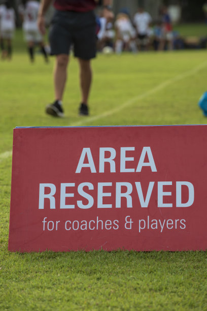 泰国普吉岛足球场边线上的预留区域横幅。图片下载