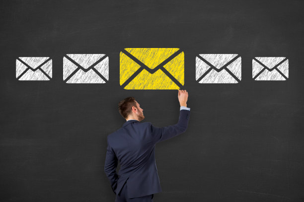 电子邮件营销概念的黑板背景图片下载