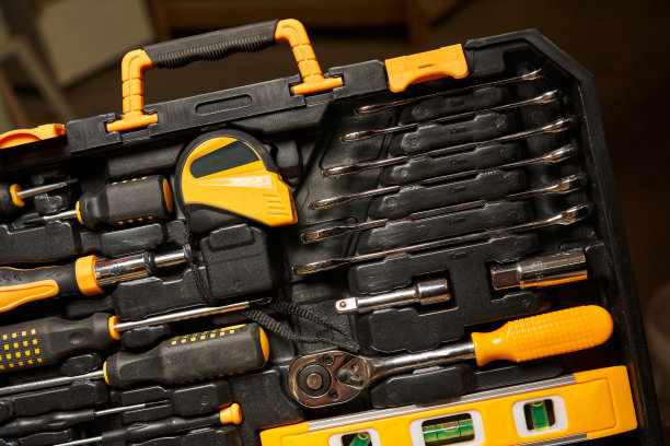 一套不同尺寸的开口扳手，固定在锁匠工具架上。棘轮，螺丝刀，测量图片下载