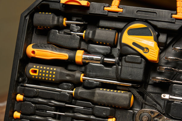 可互换位的螺丝刀手柄，十字螺丝刀和一字螺丝刀，卷尺在一套锁匠工具图片下载