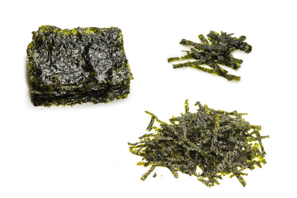 在白色背景上分离出美味的海苔。图片下载
