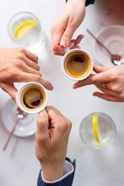 一男一女在喝咖啡休息时的垂直剪裁照片。图片下载