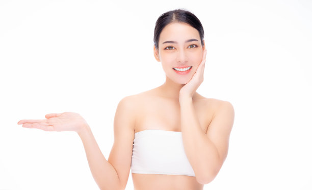 亚洲年轻女性美丽的脸庞和完美的干净清新的皮肤漂亮的女士模特自然的妆容在白色孤立的背景上显示空白的复制空间在手掌上展开面部护理美容概念图片下载