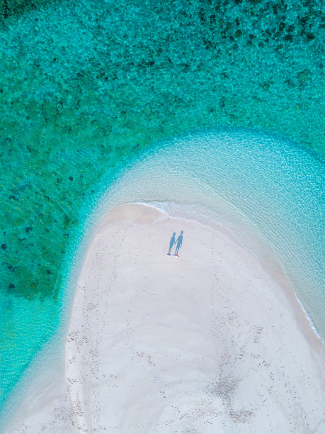 度假期间，男男女女在泰国南部利比岛的沙滩上散步图片下载