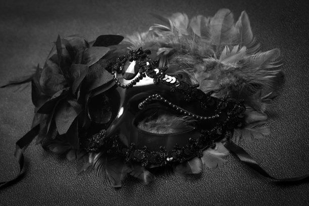 黑色背景的狂欢节面具。水平节日海报，贺卡，标题，网站图片下载