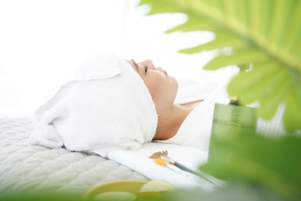 女性水疗身体和面部护理和按摩芳香疗法产品放松和健康美容。图片下载