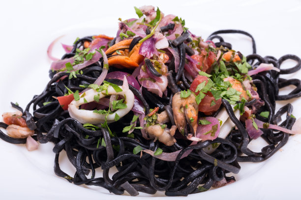 黑意大利面配海鲜和蔬菜图片下载