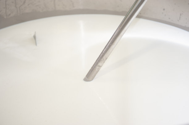 烹饪意大利水牛奶，生产乳清干酪有机奶酪。图片下载