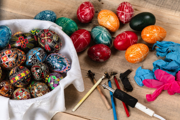 复活节彩蛋和绘画材料图片下载