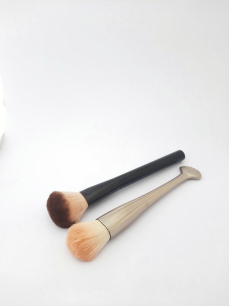 化妆刷在白色的背景。化妆刷图片下载