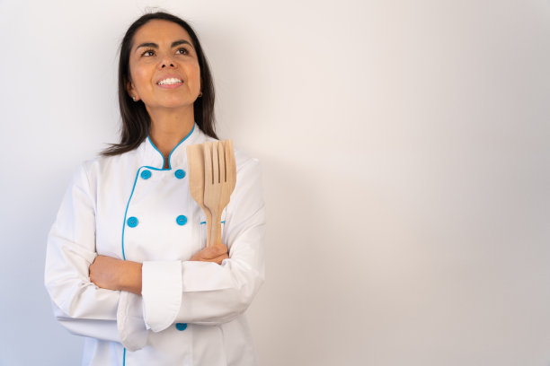 女厨师带着木制餐具自信地微笑着在她的餐厅里图片下载