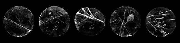 透明胶粘剂圆形塑料不干胶标签设置隔离在黑色背景上图片下载