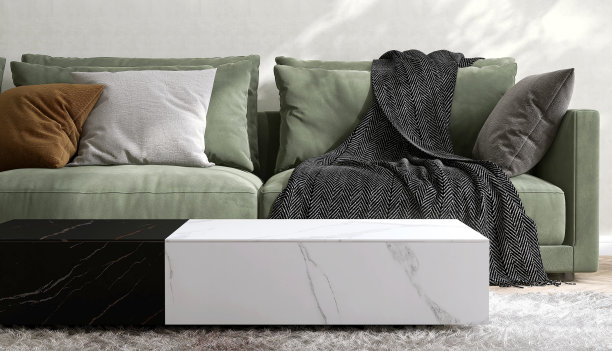 黑色，白色几何大理石咖啡桌在高堆粗毛地毯上，鼠尾草绿色麂皮沙发，靠垫枕头在墙上的阳光图片下载