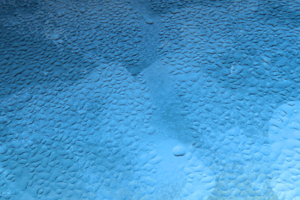 抽象背景-早晨的水滴在玻璃上，蓝色纹理背景像山脊图片下载