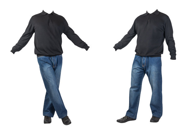 深蓝色牛仔裤，黑色皮鞋，白色背景上的毛衣。图片下载