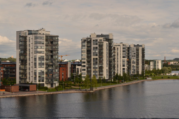 从桥上俯瞰芬兰于韦斯屈莱市图片下载