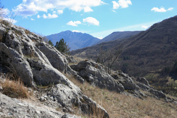 这条岩石路从峡谷脚下通往山峰图片下载